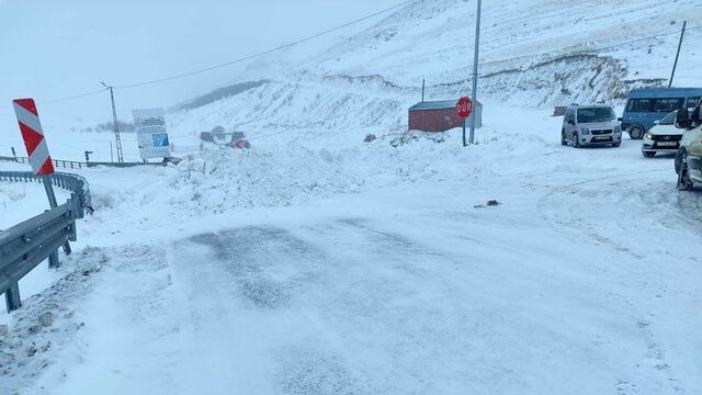 İki ilde 27 yerleşim yeri yolu kapandı