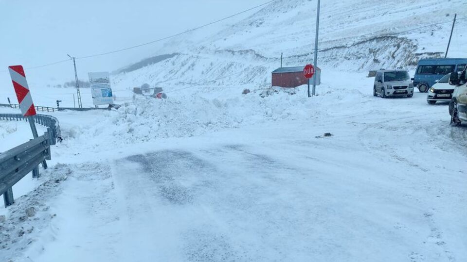 İki ilde 27 yerleşim yeri yolu kapandı