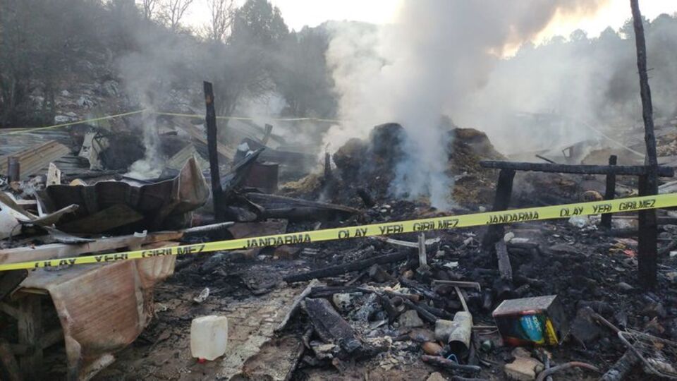 Ev yangınında karı-koca öldü!