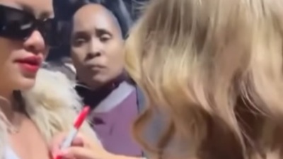 Rihanna'nın göğsüne imza attı