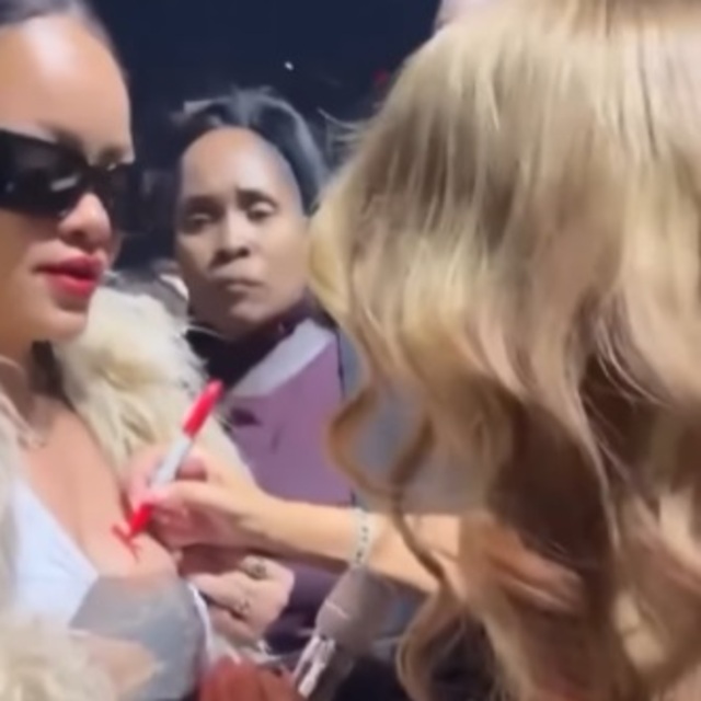 Rihanna'nın göğsüne imza attı