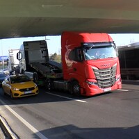 1 saatlik çile! İstanbul'un en işlek yolunda TIR karmaşası