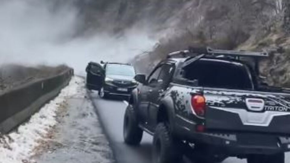 Hopa-Borçka karayolunda heyelan!