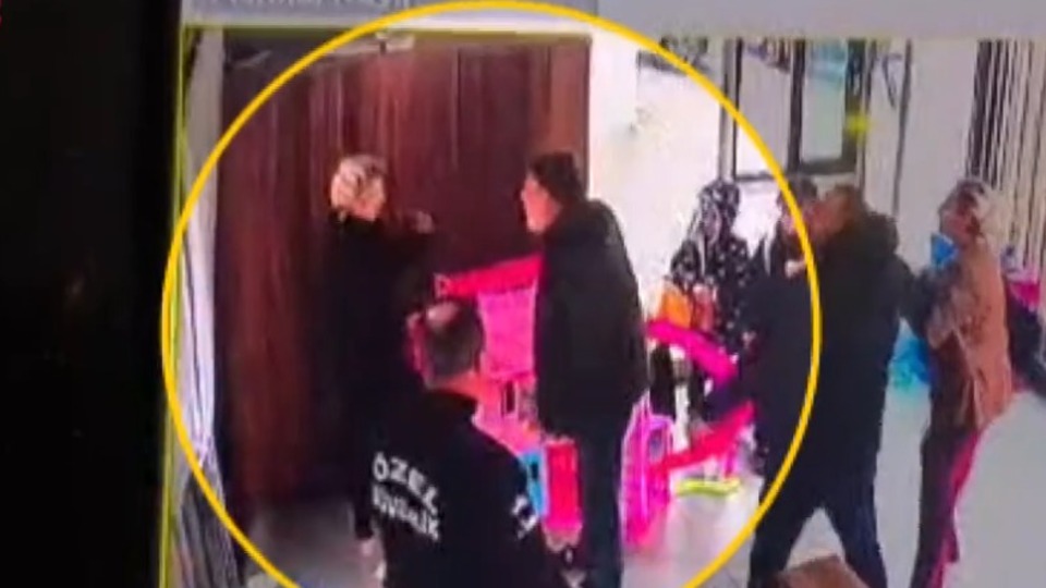 Boşanmak isteyen kadını dövdüler!