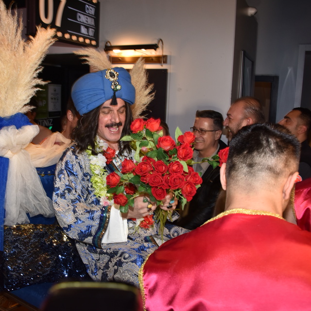  Konukları gül serperek ağırladılar