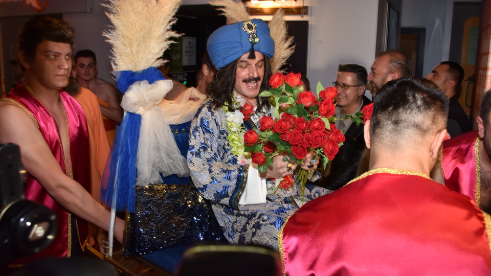 Konukları gül serperek ağırladılar