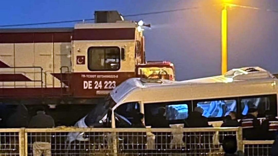 Yük treni servise çarptı!