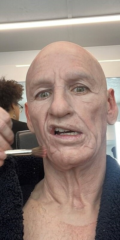  Kamera arkasında onu tanımak imkânsız