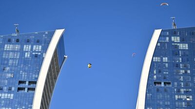 'Yarasa adam' iki bina arasından Kartal Sahili'ne indi