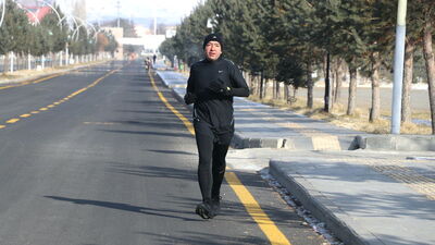 Ağrı'nın "koşan müdürü" günlük en az 10 kilometre katediyor