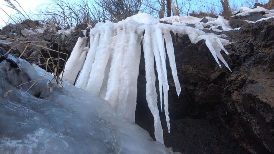 Derecik Şelalesi buz tuttu