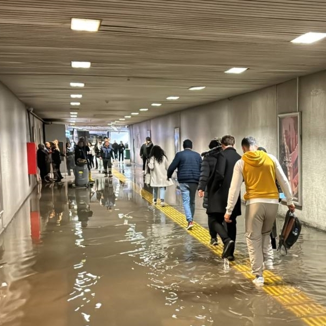 Metro istasyonunu kanalizasyon suyu bastı!