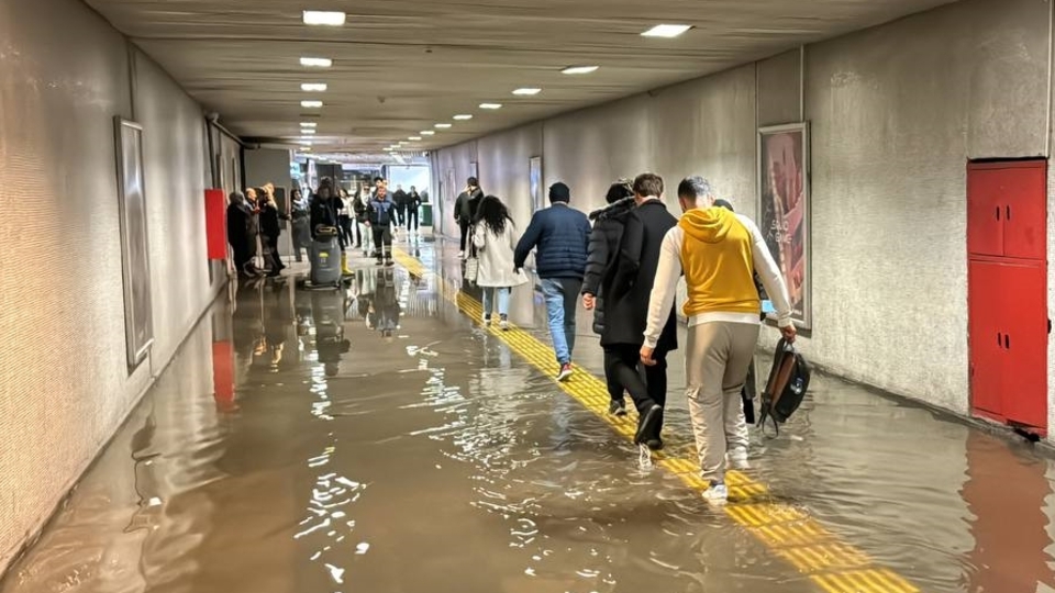 Metro istasyonunu kanalizasyon suyu bastı!