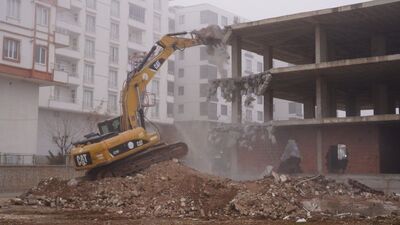 Batman'da kaçak bina yıkıldı