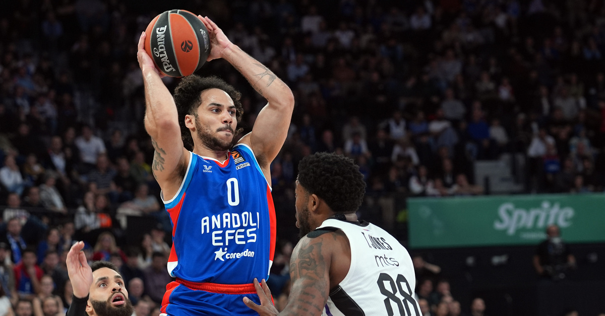 Anadolu Efes evinde Partizan'ı devirdi!