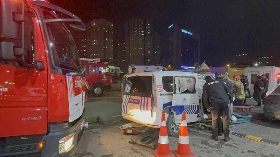 Zeytinburnu'nda kaza: 1'i polis 3 yaralı