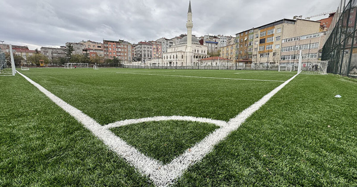 Kağıthane'deki spor sahası yenilenerek açıldı