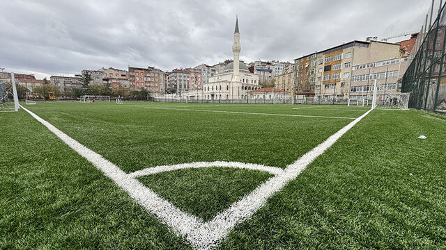 Kağıthane'deki spor sahası yenilenerek açıldı