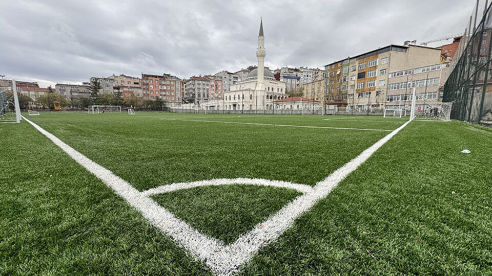 Kağıthane'deki spor sahası yenilenerek açıldı