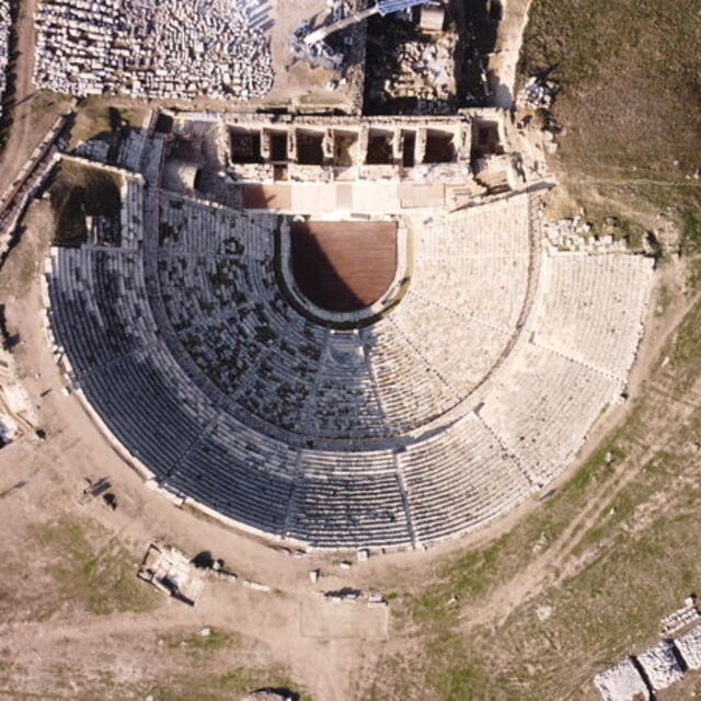 Biri halk diğeri iş insanları için kullanılmış