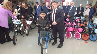 Üniversitelilerin projesiyle 30 çocuğa bisiklet