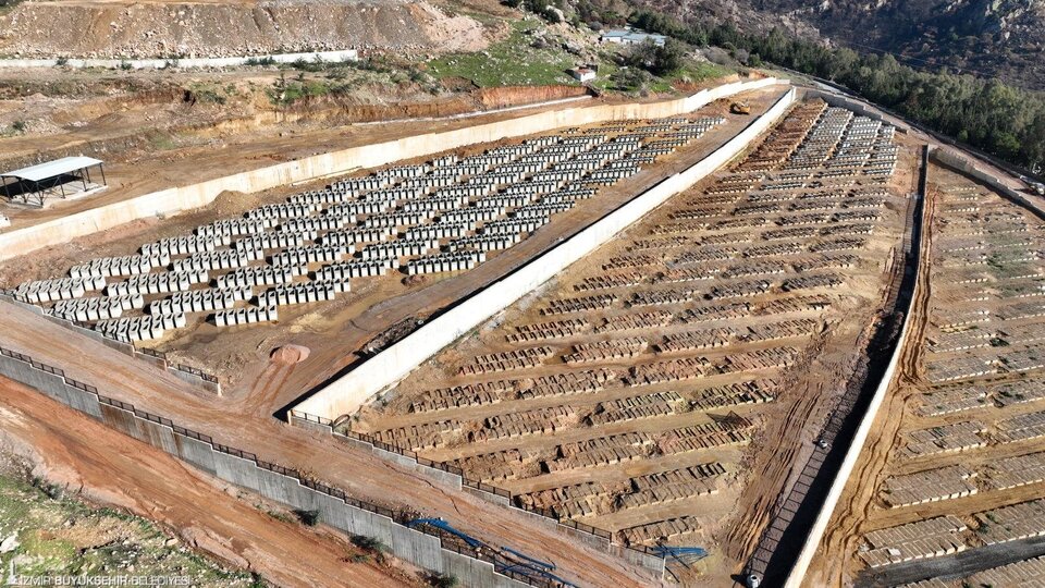 İzmir'de mezar ihtiyacına "çift katlı" çözüm