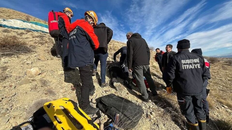 Yamaç paraşütçüsü 20 metreden düştü