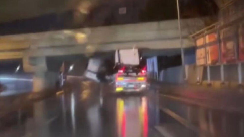 Sabıkalı üst geçitte yine kaza!