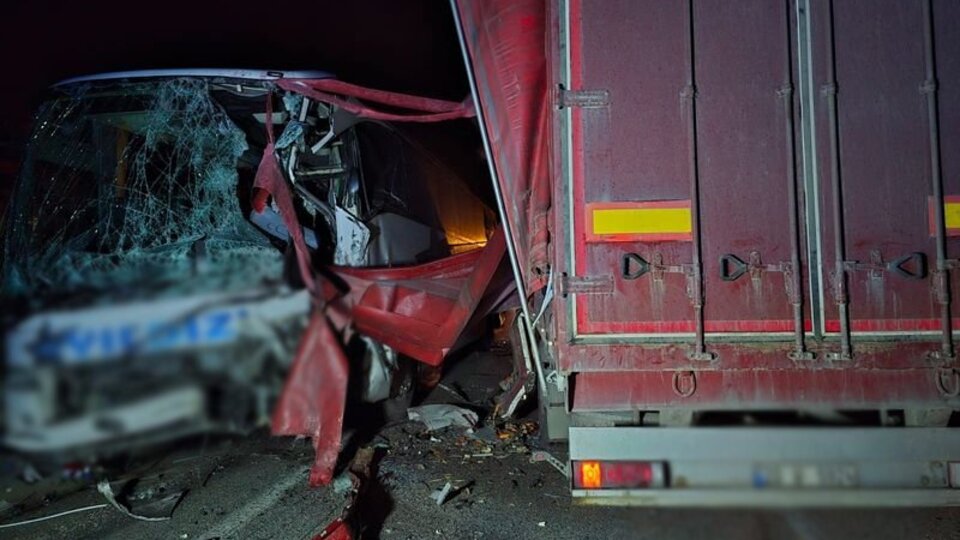 TIR ile yolcu otobüsü çarpıştı: 18 yaralı