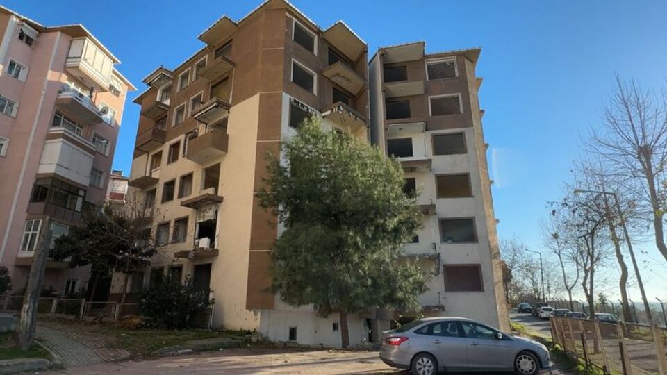 Balkonu çöken binaya yıkım kararı!