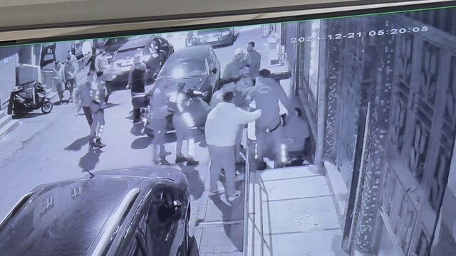 Silah sesine koşan polise saldırdılar!