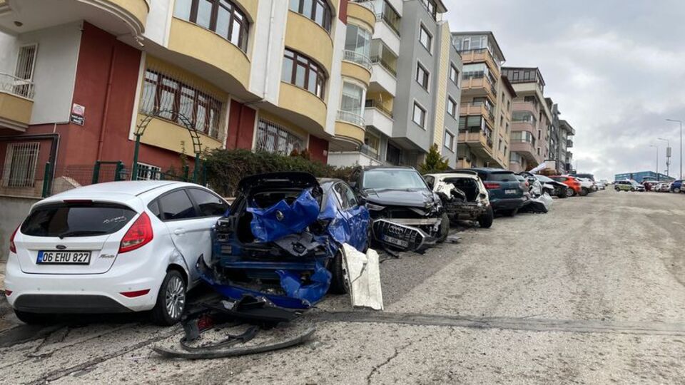 Yokuştan kayan kamyonet 11 aracı biçti!