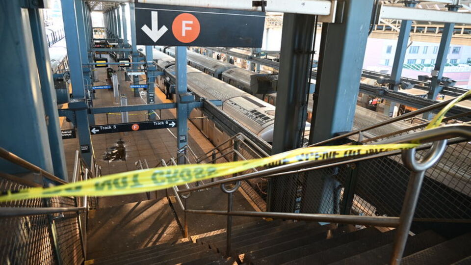 ABD'de metroda ateşe verilen kadın öldü