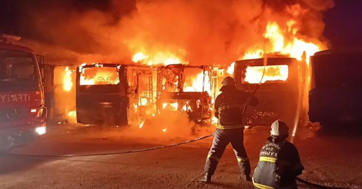 Burdur'da özel halk otobüsleri alev alev yandı