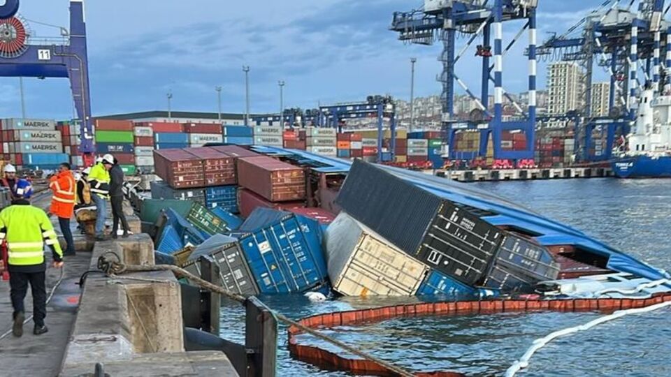 İstanbul'da konteyner gemisi yan yattı