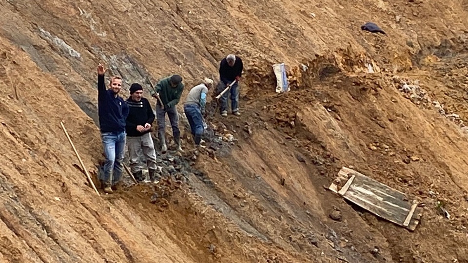 Heyelan riski altında kestirme yol inşası!