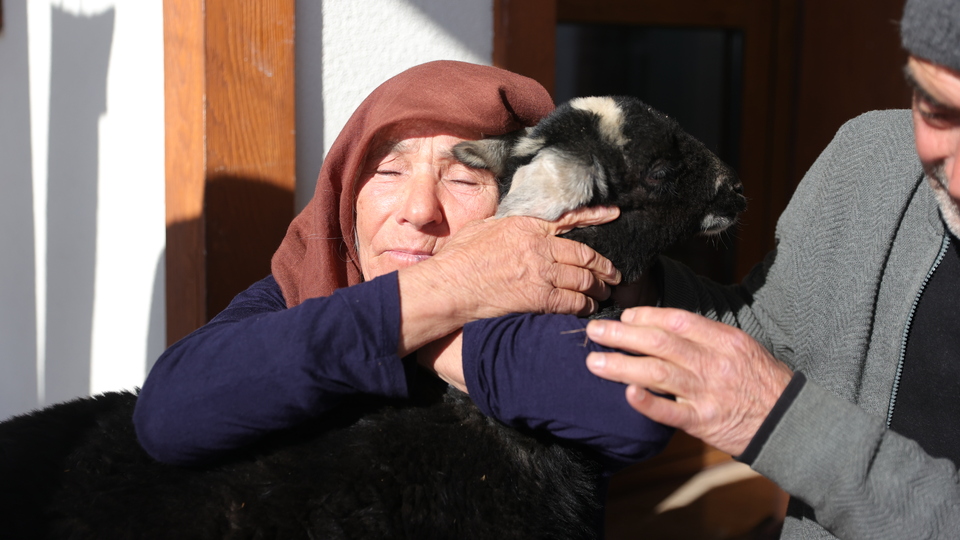 Tipide mahsur kalan Naciye teyze yürekleri ısıttı