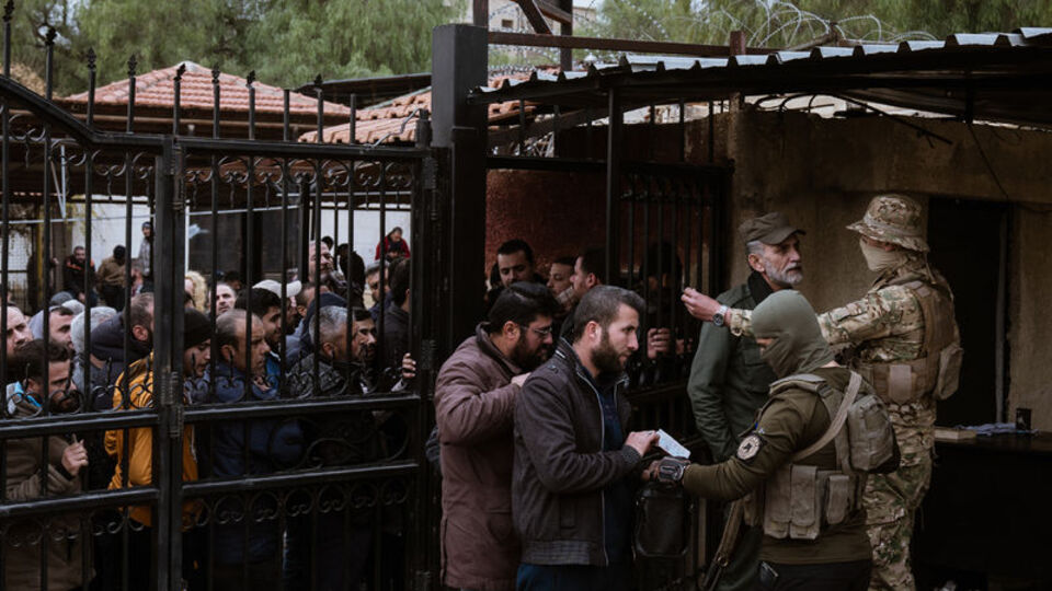 Esad'ın ordusundan kalanlar yeni yönetime silahlarını teslim ediyor