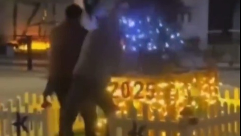 Yılbaşı ağacına baltalı saldırı