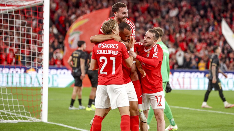 Benfica 3 gol attı ve zirveye yerleşti!