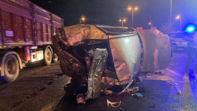 Refüje çarpan otomobil devrildi: 1 ölü, 2 yaralı