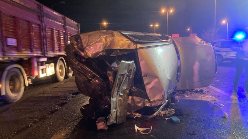 Refüje çarpan otomobil devrildi: 1 ölü, 2 yaralı