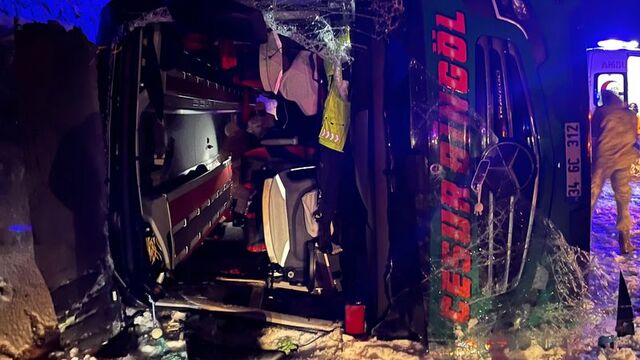 Yolcu otobüsü devrildi: 2 ölü, 16 yaralı
