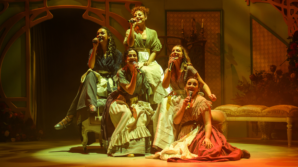 Gurur ve Önyargı* (*gibi bir şey) seyirciyle buluştu