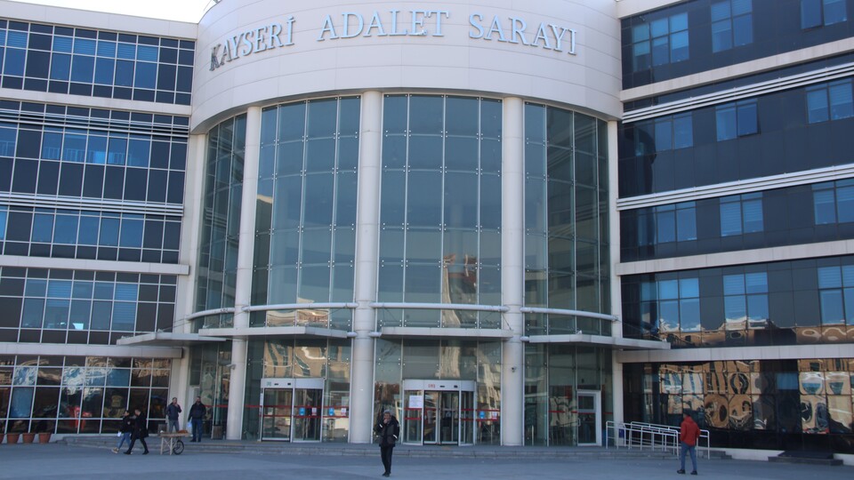 Hakim ile tartışan sanığa ceza