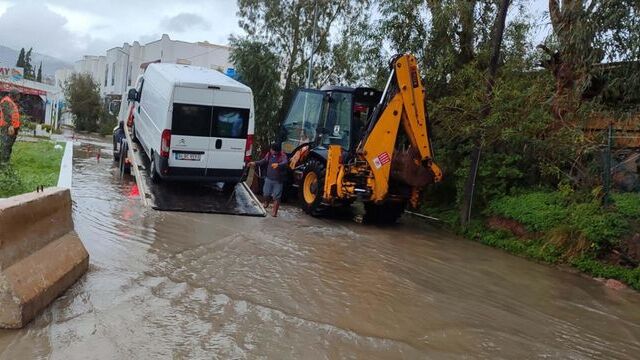 Bodrum'da cadde ve sokaklar göle döndü