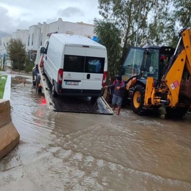 Bodrum'da cadde ve sokaklar göle döndü