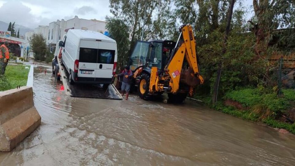 Bodrum'da cadde ve sokaklar göle döndü
