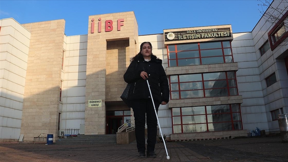 Görme engelli 3 çocuk annesi 49 yaşında üniversiteli oldu