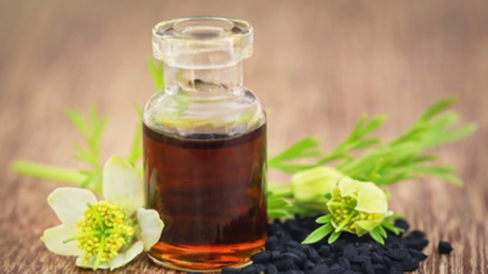 Çörek otu yağının saçlara faydası